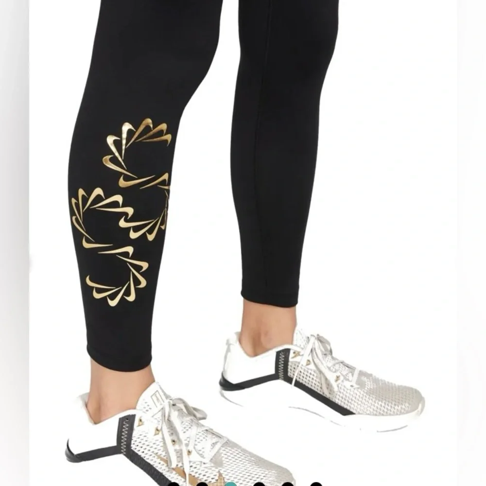 Nike Therma-Fit One Women’s Sz S Black‎ Mid-Rise Graphic Training Leggings